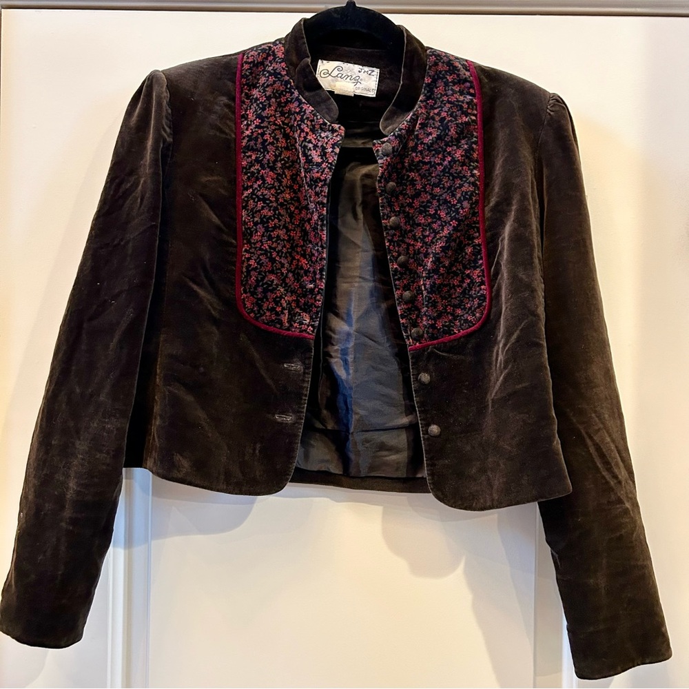 Vintage cropped velvet floral accented romantic jacket
70s 80s retro whimsygoth